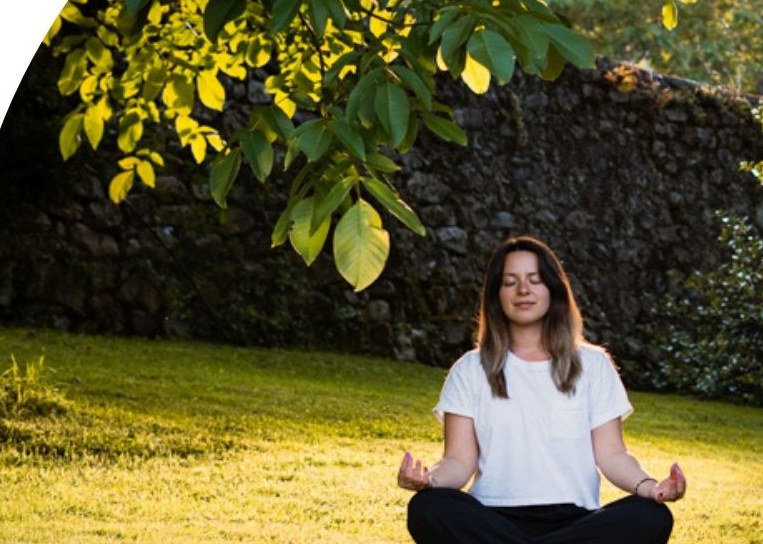 Persona meditando en un jardín durante Giftival