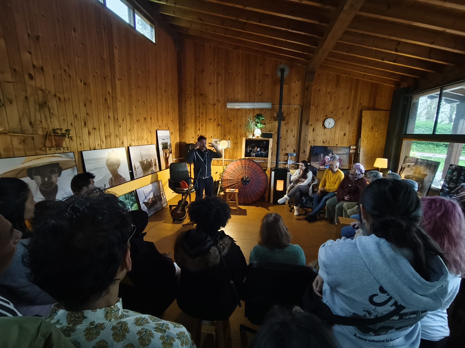 Charla en círculo dentro de una sala de madera